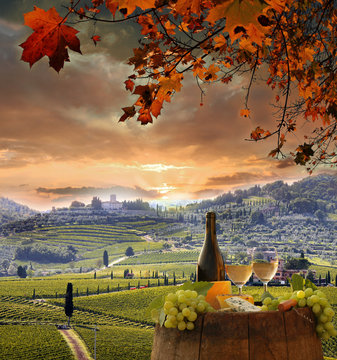 Fototapeta Białe wino z barell w winnicy, Chianti, Toskania, Włochy