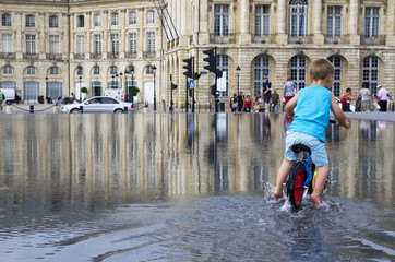 Enfant jouant
