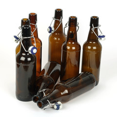 Acht leere Bierflaschen