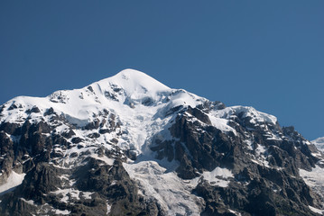 Obraz premium snow-covered peak of mountain
