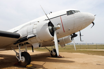Fototapeta na wymiar samolot zaparkowany stary zardzewiały