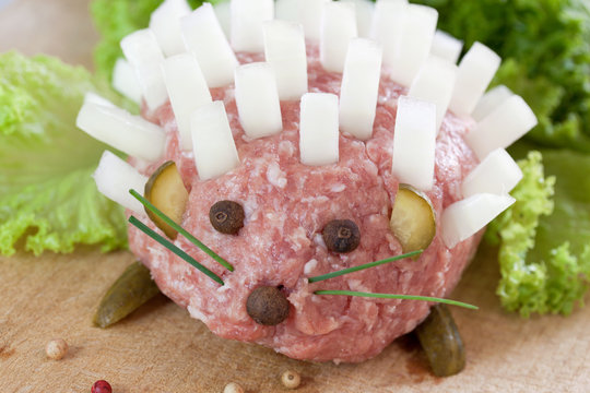 mettigel auf holzbrett