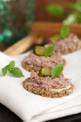 Vollkornbrot mit Leberwurst