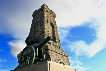 Old cannon and monument at Shipka