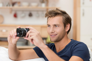 Fototapeta premium junger mann fotografiert zu hause