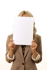 Frau mit leerem Blatt