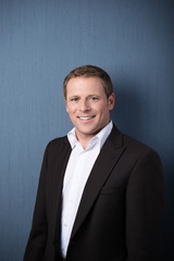 portrait geschäftsmann vor grauer wand