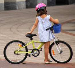 Niña en la calle con su bicicleta