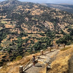 chica en sendero de monta&ntilde;a