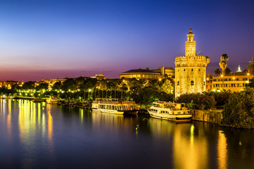 Fototapeta na wymiar Widok Golden Tower (Torre del Oro) w Sewilli, Andaluzja, Hiszpania