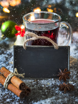 Gl&uuml;hwein mit Schild