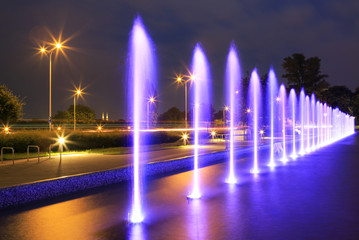 Obraz premium Oświetlona fontanna w nocy
