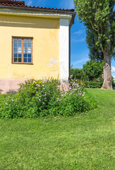 Fototapeta na wymiar Klasyczny skandynawski dom na zielonym trawniku