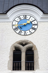 Fototapeta na wymiar Turmuhr mit gotischem Fenster