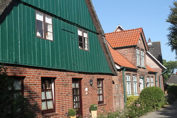 Obraz premium Alte Häuser am Elbdeich in St. Margarethen