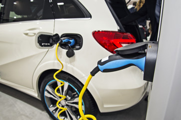 Elektroauto wird an einer Ladestation aufgeladen