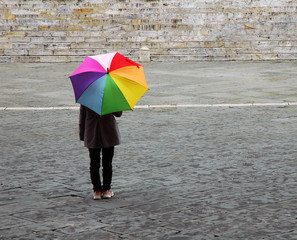 Bambina con ombrello arcobaleno, Roma, Italia