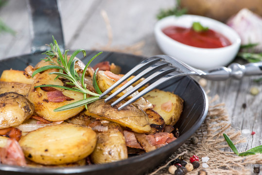Skillet with fresh roasted Potatoes