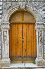 Fototapeta na wymiar Drewniane drzwi. Ischitella. Apulia. Włochy.