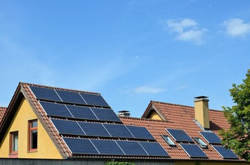 Fototapeta premium Dach mit Solarzellen
