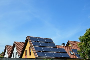 Wohnhaus mit Sonnenkollektoren