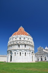 Słynne Baptysterium na Placu Cudów w Pizie, Toskania we Włoszech - obrazy, fototapety, plakaty