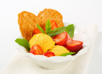 Ice cream with fresh strawberries