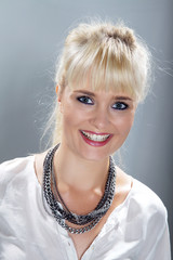 Blonde Frau lächelt Poträt
