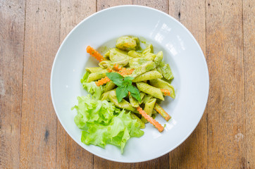 Spaghetti pesto sauce