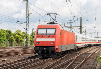 Fototapeta na wymiar Lokomotywa z pociągiem osobowym w Kolonii w Niemczech