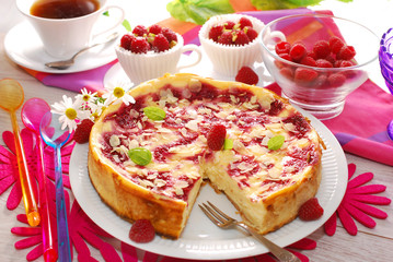 cheesecake with raspberries and almonds