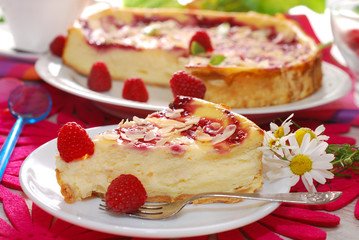 cheesecake with raspberries and almonds