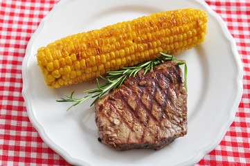 Steak mit gegrilltem Mais