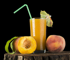 Fototapeta premium Peaches and glass with juice