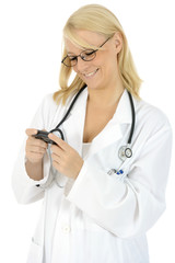 Weiblicher Arzt schaut auf Pager