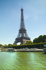 Fototapeta na wymiar Eiffel tower in Paris from Seine