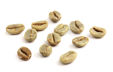 Green and roasted coffee beans.