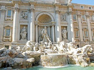 Fototapeta na wymiar Fontana di Trevi w Rzymie z białych marmurowych posągów