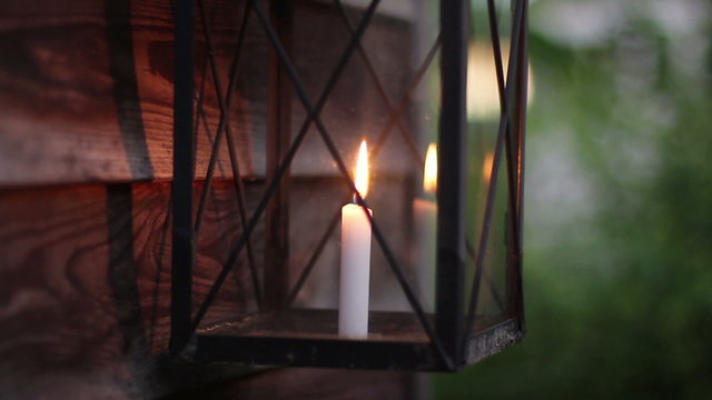 Brennende Kerze in einer Laterne