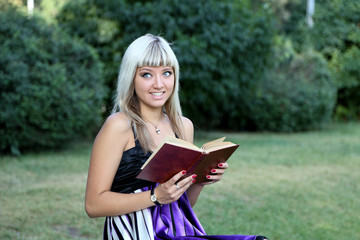 Obraz premium girl with book in park.