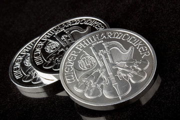 Silbermünzen Wiener Philharmoniker auf schwarzem Hintergrund