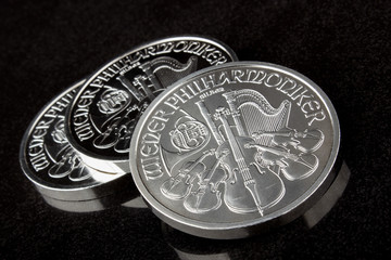 Silberm&uuml;nzen Wiener Philharmoniker auf schwarzem Hintergrund