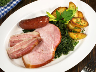 Grünkohl mit Kassler und Bratkartoffeln