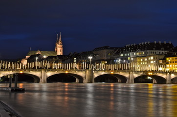 Fototapeta na wymiar Mittlere Brücke i Katedra, Bazylea, Szwajcaria