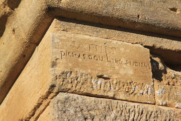 Brückenpfeiler mit Inschrift