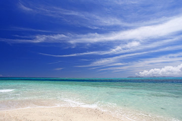 ナガンヌ島の美しいビーチと夏空