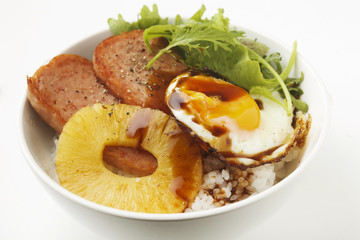 ランチョンミートのロコモコ丼