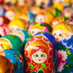 Fototapeta na wymiar Kolorowe Rosyjskich lalek na rynku