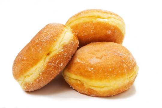 Bomboloni alla crema su sfondo bianco