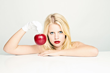 Obraz na płótnie Canvas beauty holding red apple